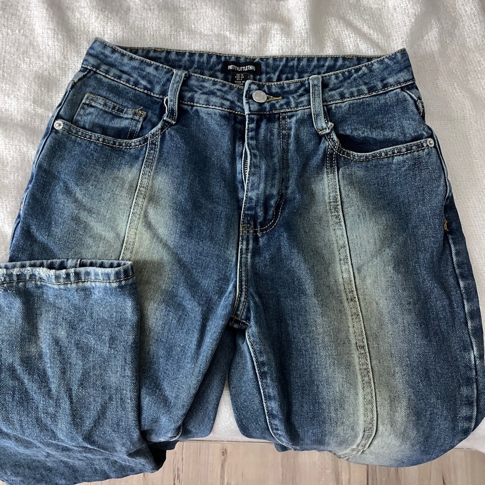 PrettyLittleThing Women’s Faded Blue Relaxed Jeans